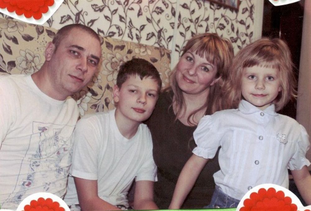 Моя семья из 4 человек – мама, папа, брат и я. Меня зовут Мария, мне 5 лет. 2 года я занимаюсь хореографией, мне очень нравится выступать на сцене. Мой папа – Алексей, он работает на маслозаводе мастером. Маму зовут Ольга, она работает на заводе, лепит пельмени. Ещё у меня есть старший брат Паша, ему 14 лет, он учится в Кадетском корпусе. Приезжает к нам только на каникулах, поэтому я очень сильно по нему скучаю. Мои мама и папа много работают, и поэтому часто меня приводит в детский сад и забирает моя любимая бабушка Надя. У меня самая лучшая семья на свете!