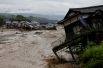 7 июля. Разрушенные дома в районе, пострадавшем от тайфуна, в Японии.