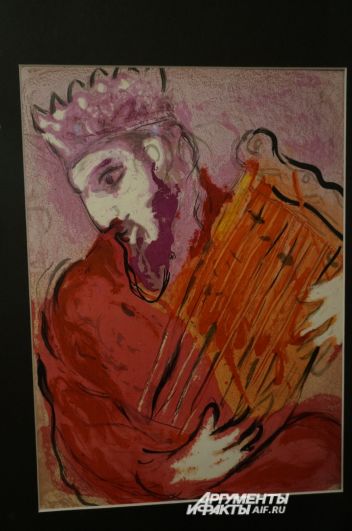 Кроме библейских сюжетов, Шагал изобразил и героев Ветхого Завета. На этой литографии - царь Давид, который играет на арфе. 