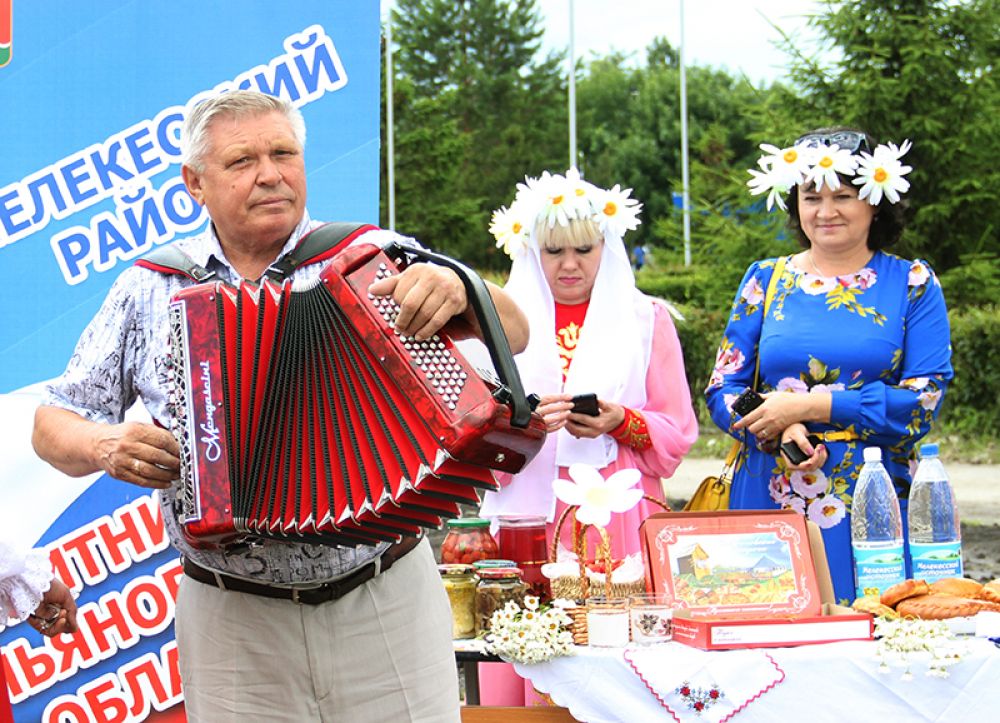 Ожидая митрополита и губернатора, народ нисколько не скучал