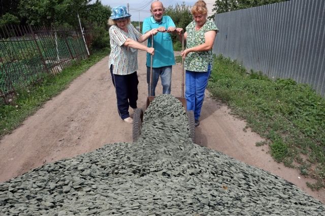 В прошлом году некоторым садовым товариществам компенсировали до 300 тысяч рублей, в том числе и на отсыпку дорог.