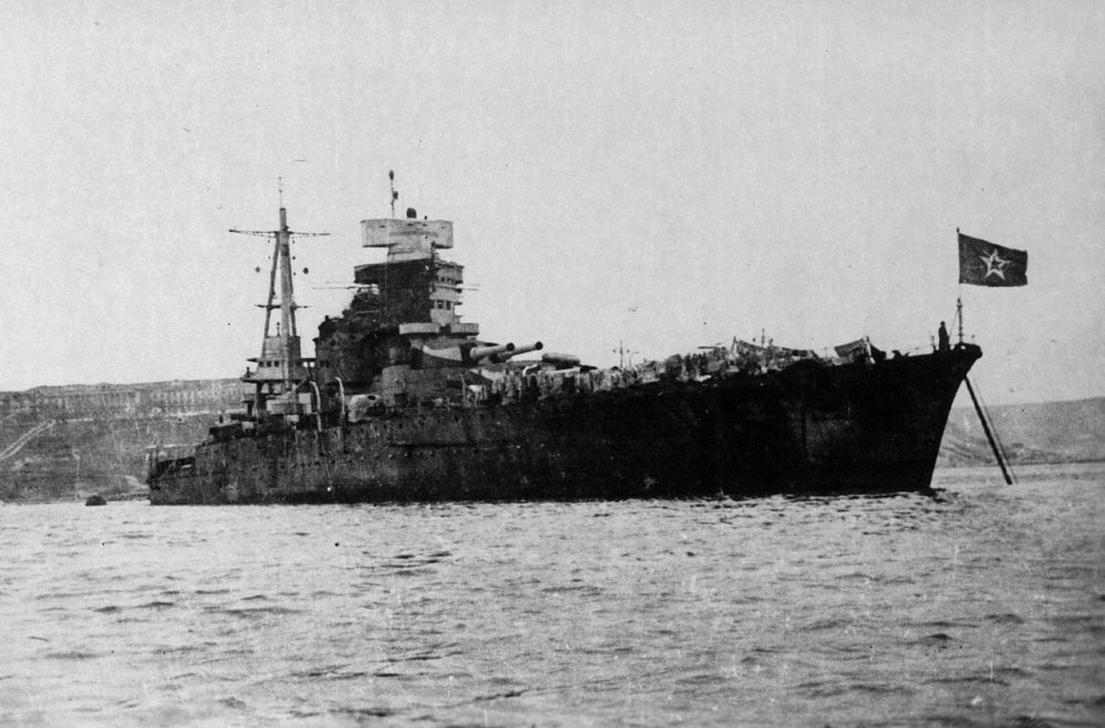 29 октября 1955 года в Черном море подорвался на мине советский линкор «Новороссийск», полученный в счет репараций от итальянского флота. Погибло 604 человека. По одной из версий, случившееся было диверсией итальянцев, не желавших видеть свой флагманский корабль в составе чужого флота.