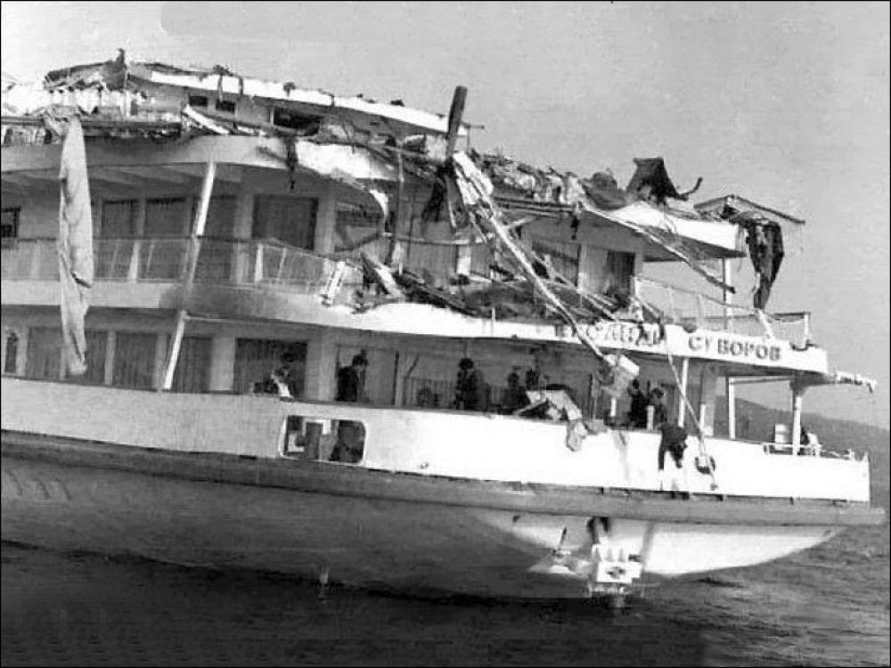 5 июня 1983 года, возле Ульяновска произошла крупнейшая речная катастрофа - теплоход «Александр Суворов» в темноте по ошибке врезался в Ульяновский мост (железнодорожный мост через Волгу). В результате у четырехпалубного корабля срезало верхнюю палубу. К несчастью, по мосту в это время шел грузовой поезд, часть составов которого от удара опрокинулась и груз (уголь, зерно и бревна) высыпался на теплоход. Погибли 176 человек. Примечательно, что теплоход, прошедший ремонт, до сих пор перевозит туристов.