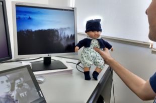 Кукла способна распознавать восемь эмоций, в том числе удивление и радость.