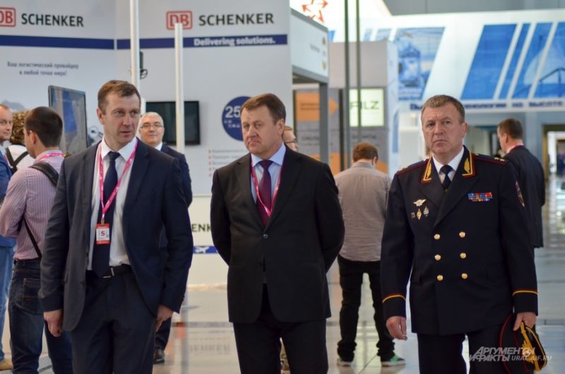 Глава свердловской полиции Михаил Бородин (справа), рядом руководитель УФСБ России по Свердловской области.