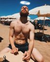 Иван Дорн на пляже показал кубики пресса
