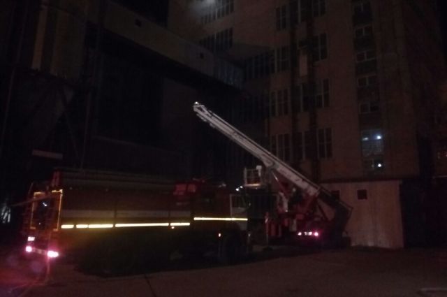 В Оренбурге пожарные вновь тушили комбикормовый завод.