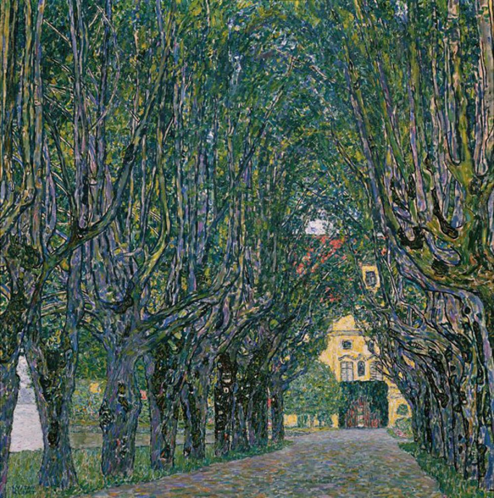 «Аллея в Шлосс Каммер Парке», 1912 год. Художник ежегодно отдыхал на озере Аттерзе и написал там множество пейзажей. Эти работы по стилю похожи на его изображения фигур, иногда предполагают, что Климт рассматривал пейзажи в телескоп.