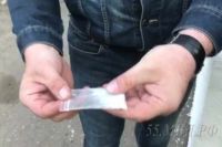 Тюменские полицейские задержали на улице мужчину со «спайсом»