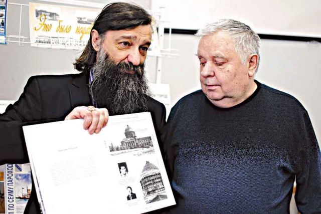 Олег Радин (на фото слева ) на презентации своей книги фотографий старого Курска.