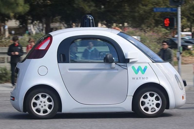 Google Waymo Car. Оснащен камерами, сенсорами и искусственным интеллектом, который помогает распознавать препятствия на пути и объезжать их без водителя. Прототип автомобиля Google уже проходит испытания в реальных условиях
