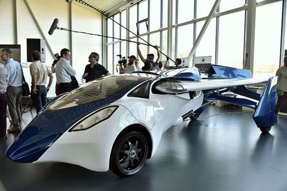 AeroMobil 3.0. Совмещает в себе и самолет, и машину, оборудованный складными крыльями и пропеллером в его задней части.