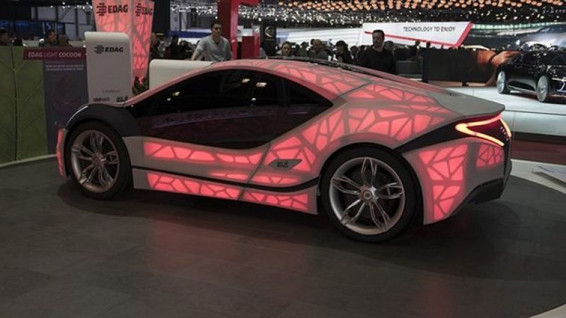 EDAG Light Cocoon. Машина хорошо видна на ночной дороге, очень легкая и оборудована продвинутой системой реагирования на любые погодные условия.