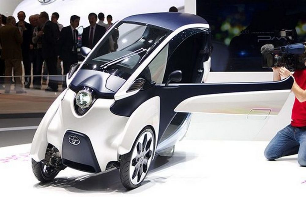 Toyota iRoad. Это не столько машина, сколько комбинация мотоцикла и автомобиля.