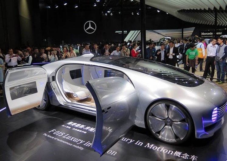 Mercedes-Benz F 015. У этой машины нет рулевого колеса, пассажиры в салоне сидят друг напротив друга, и модель полностью автономная благодаря встроенное системе искусственного интеллекта