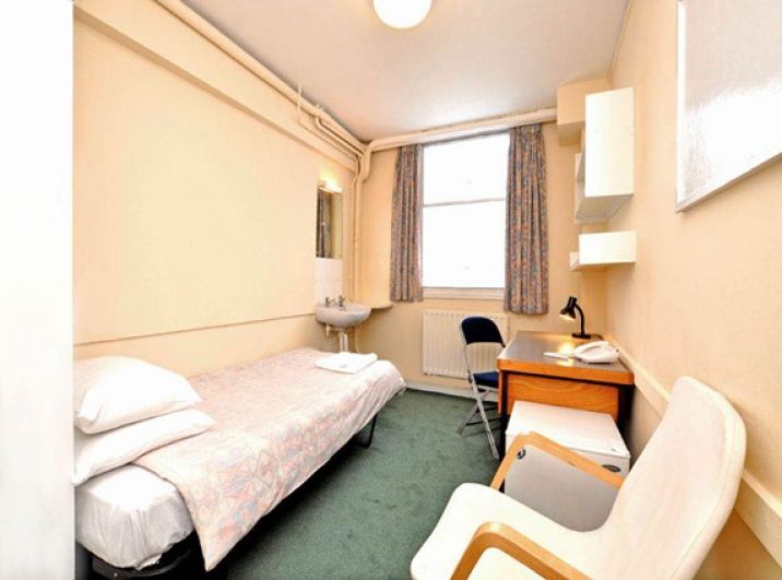 В комнатах общежитий обычно проживает один или два человека, а удобства для всех общие и расположены на этаже 
