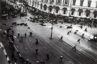 Невский проспект, 17 июля 1917 г. Демонстрация под лозунгом «Долой Временное правительство!» закончилась кровопролитием.