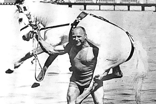 Русский богатырь играючи взваливал себе на плечи лошадь.