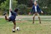 13 июля. Принц Уильям попробовал себя в роли вратаря во время встречи с участницами проекта Wildcats Girls' Football, цель которого — воодушевить подрастающих девочек заниматься футболом.
