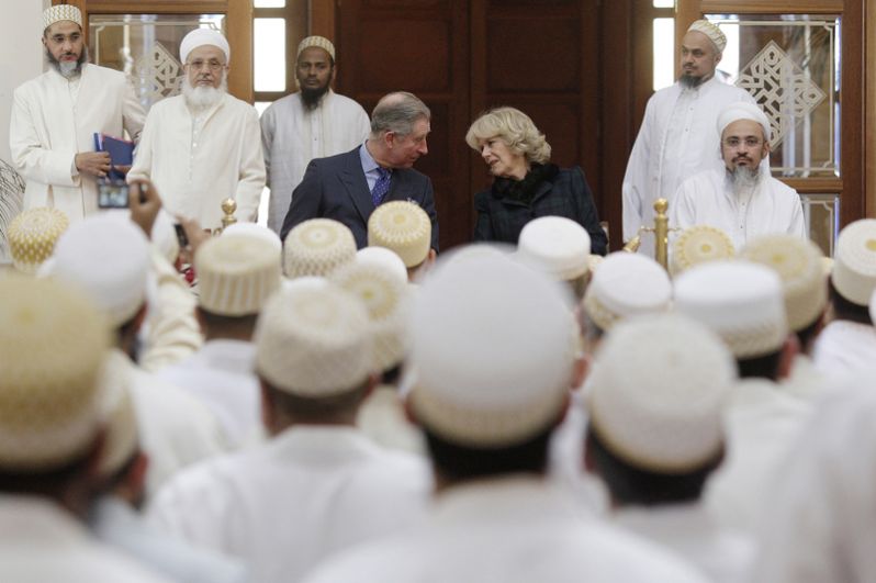 2009 года. Принц Чарльз и Камилла, герцогиня Корнуольская, во время посещения мечети исламской общины Давуди Бохра.