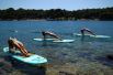 10 июля. Девушки практикуют SUP-йогу (йогу на воде) на Адриатическом побережье в Веруделе, Хорватия.