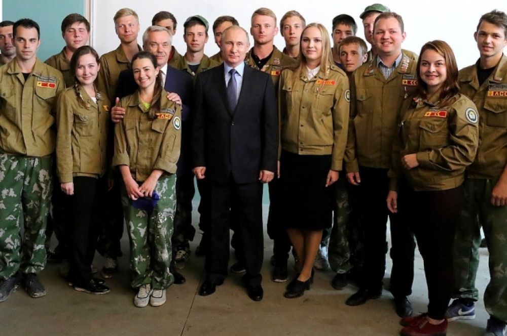 Владимир Путин осмотрел здание строящейся городской общеобразовательной школы и встретился с участниками студенческого строительного отряда.