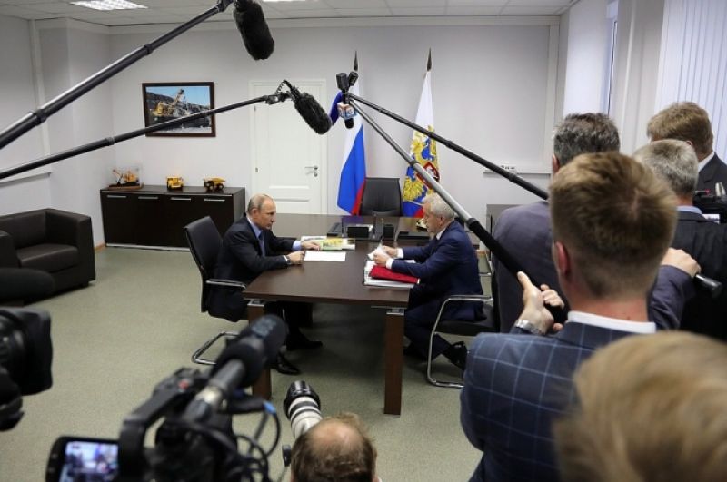 В ходе встречи с губернатором, в частности, обсуждались обращения жителей Белгородской области, поступившие на Прямую линию с Владимиром Путиным. 