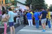 За час до начала мероприятия болельщики ростовского клуба начали собираться перед киноцентром «Большой».