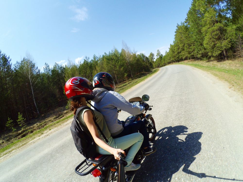 Людмила Андропова катается на мотоцикле со своим любимым человеком. 