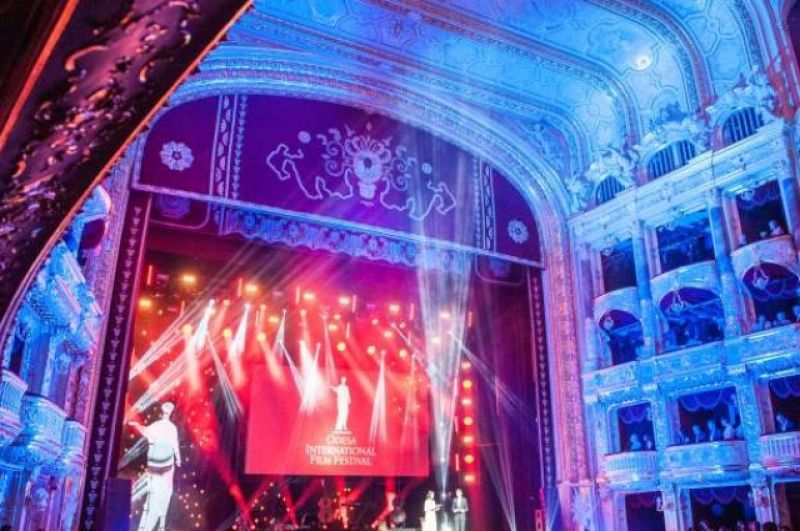 Красная дорожка длилась около двух часов, затем гости собрались на саму церемонию открытия в Оперном театре
