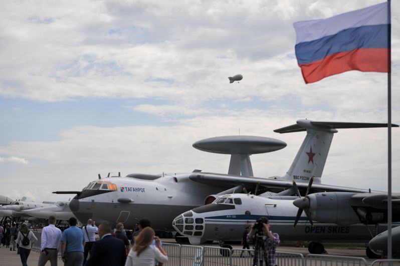 Самолёт воздушного наблюдения и аэрофотосъёмки Ан-30 и самолёт дальнего радиолокационного обнаружения и управления А-50У (справа налево).