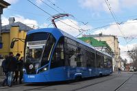 Трамвай нового поколения «Витязь-М» на остановке в Москве.