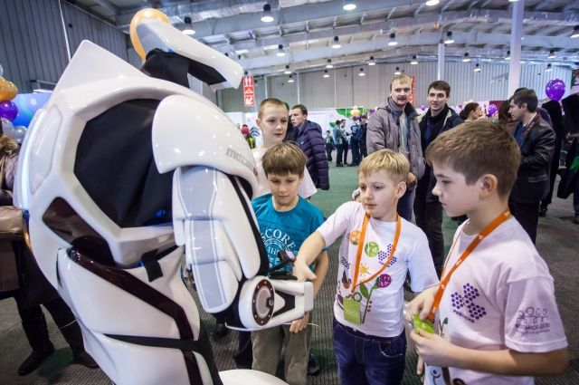 Общение с дроидом может вдохновить детей на занятие робототехникой.