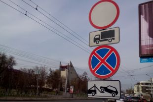 В Губкинском на дорожных знаках пристреливали оружие