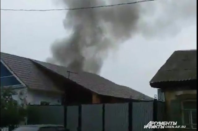 В Оренбурге на улице Салавата Юлаева загорелся дом.