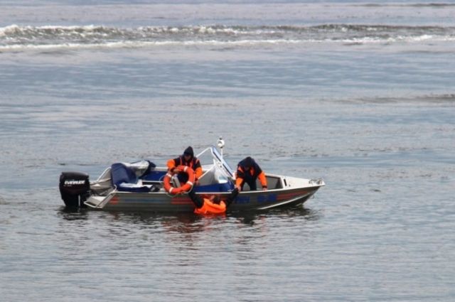 Спасатели попросили лодку у рыбаков и помогли женщине выбраться из воды.