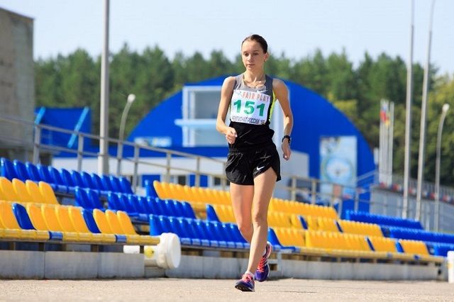 Яна Смердова стала лучшей на дистанции 10 000 метров. 