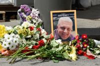 Цветы и свечи на месте гибели журналиста Павла Шеремета.
