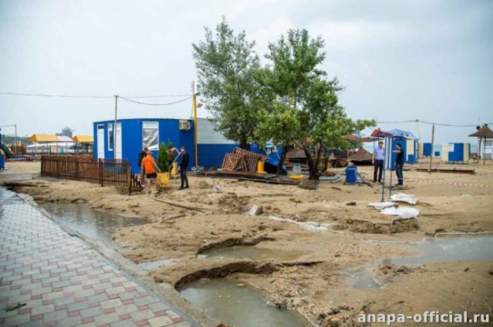 На пляжах образовались вот такие лужи.