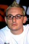 Честер — единственный участник группы Linkin Park, у которого не было высшего образования.