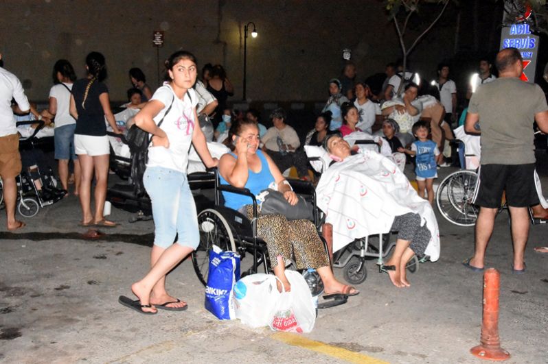 Люди перед больницей после землетрясения в курортном городе Бодрум.
