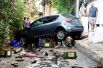 Повреждённый автомобиль на улицах города Гюмбет в Турции.