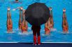 18 июля. Команда пловчих из Северной Кореи тренируется перед выступлением на чемпионате мира по водным видам спорта.