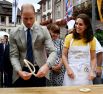 20 июля. Принц Уильям и Кейт Миддлтон сделали собственные брецели во время посещения рынка в историческом центре немецкого города Гейдельберг.