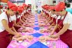 19 июля. Женщины проходят бесплатный курс по уходу за новорожденными, организованный местным профсоюзом, Хайкоу, провинция Хайнань, Китай.