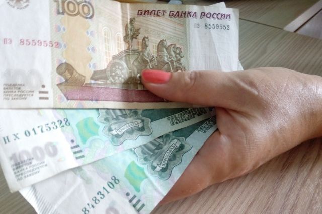 Обманщица обещала перевести на карту пожилой женщины около 10 тысяч рублей.