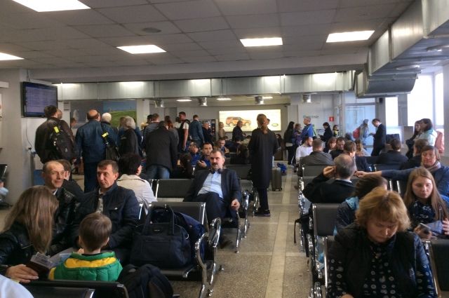 Многие пассажиры вынуждены ждать отложенный вылет в здании аэропорта.