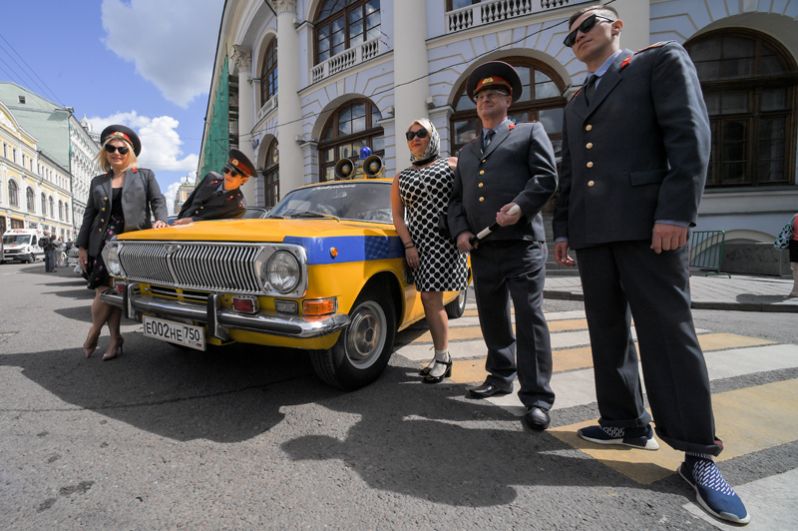 Участники ГУМ-авторалли Gorkyclassic - 2017 возле ГУМа в Москве.