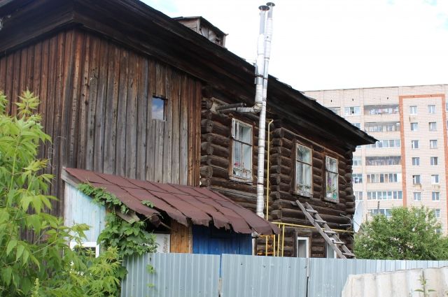 Эта деревянная ижевская двухэтажка по ул. Живсовхозной, 10 — построена ещё до войны, в 1930 г.