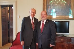 Посол Украины в США Валерий Чалый и временный президентом Сената США Оррин Хэтчем